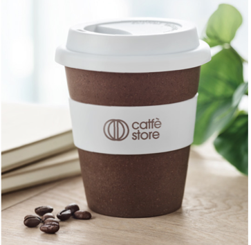 Après le pétrole, le café est le deuxième produit le plus commercialisé au monde. La balle (ou balle de café) est la peau séchée du grain. Au cours du processus de torréfaction, la balle se détache et est généralement jetée. La balle de café est récemment utilisée comme charge de renforcement pour les composites thermoplastiques comme le polypropylène ou l'ABS. C'est une ressource précieuse et écologique qui contribue à réduire la quantité de plastique utilisée.
